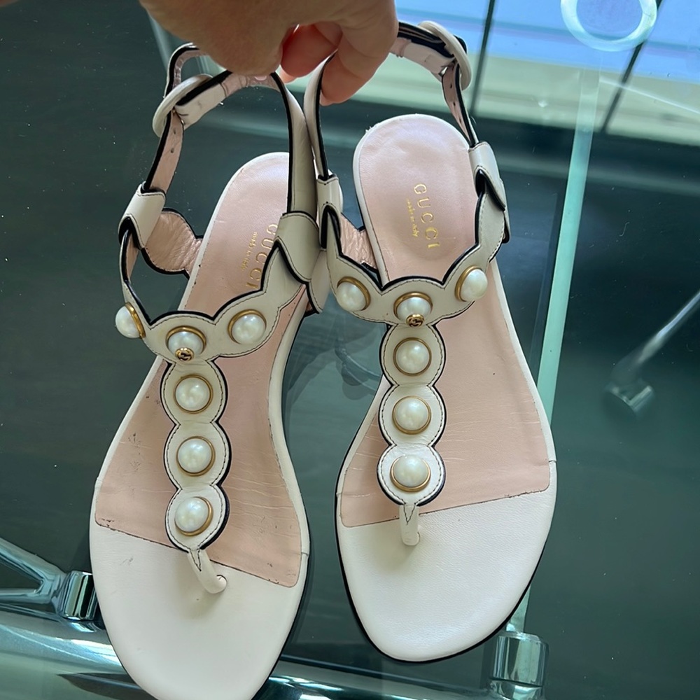 Gucci sandal with pearl details